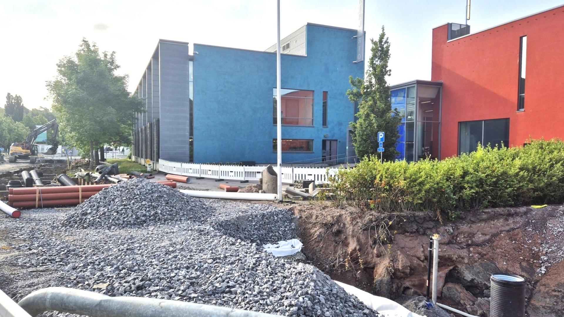 Raision Veden johtosiirtotyömaa Kirjastotalolla.