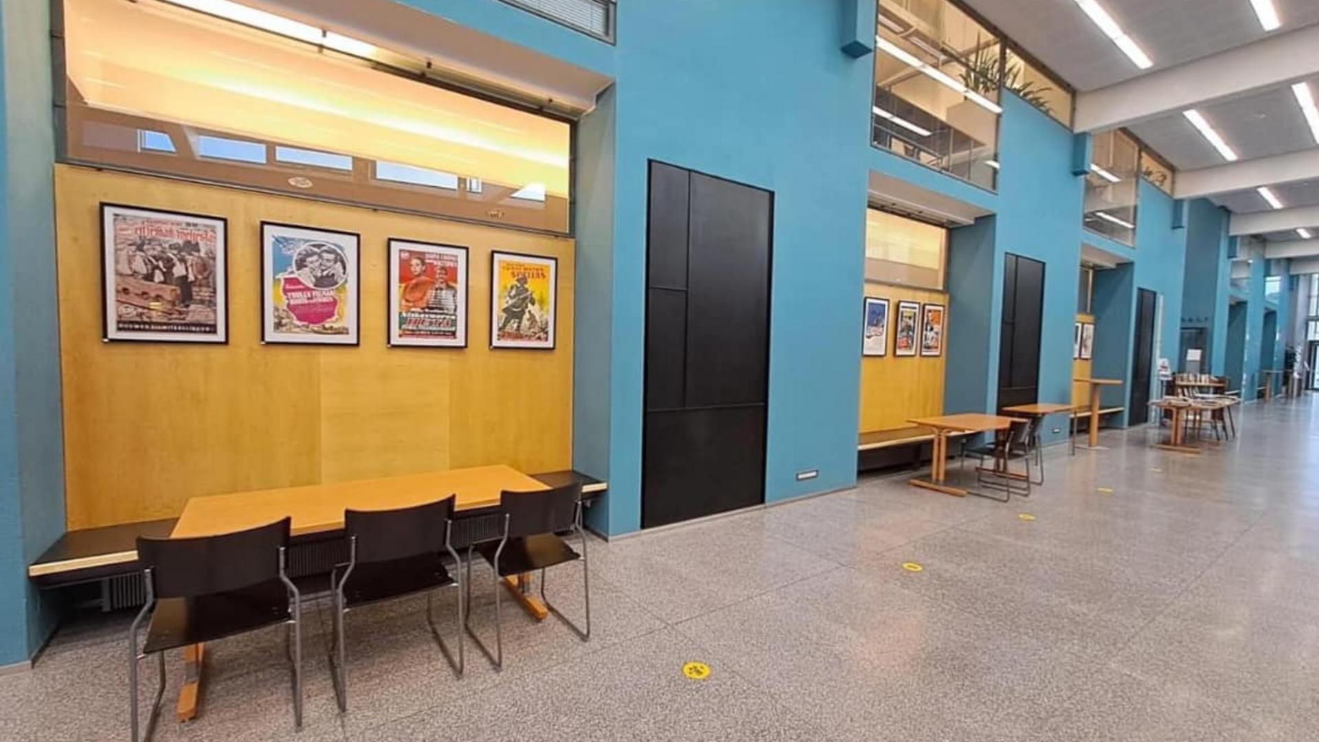 Kuvassa Raision Kirjastotalon aula ja Aulagalleria