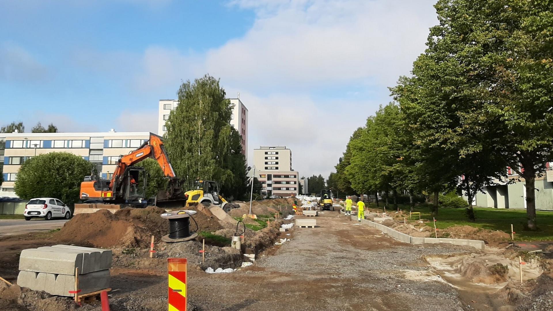 Kuvassa tieremontti ja taustalla kaivinkone
