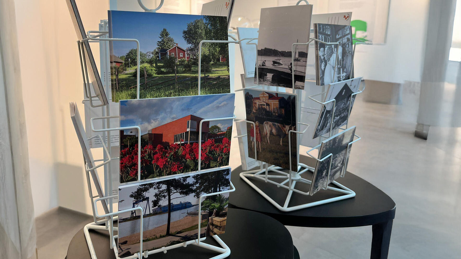 Raisio-postikortteja myydään Harkko-museossa.