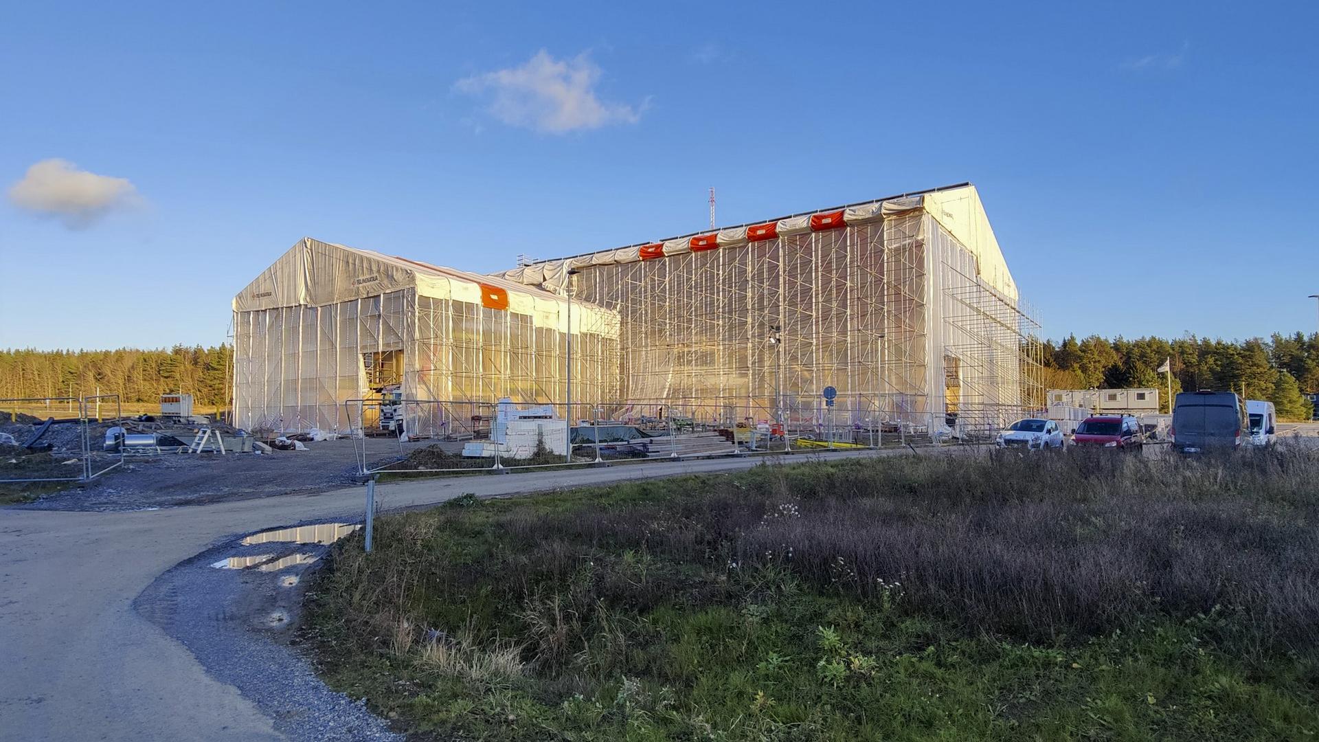 Kuloistenniityn päiväkotia rakennetaan rakennussuojan alla.