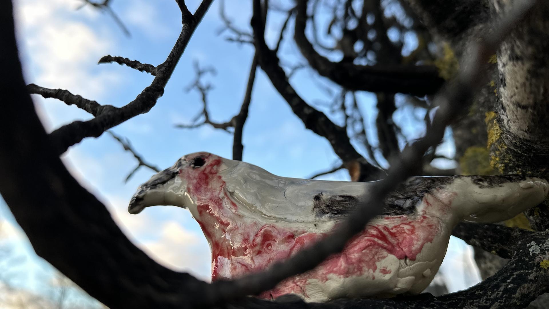 Keramiikkalintu puussa