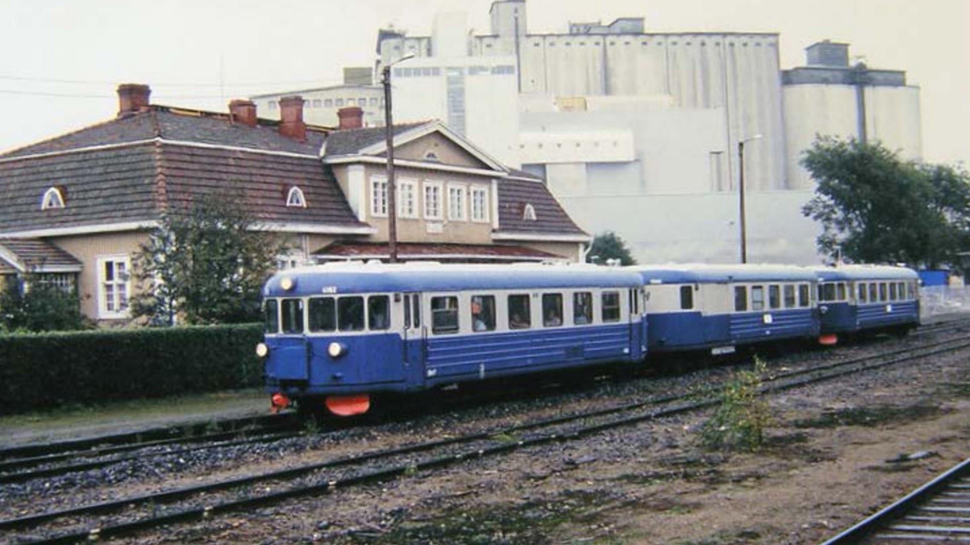 Lättähattu juna Raision rautatieasemalla 1997. 