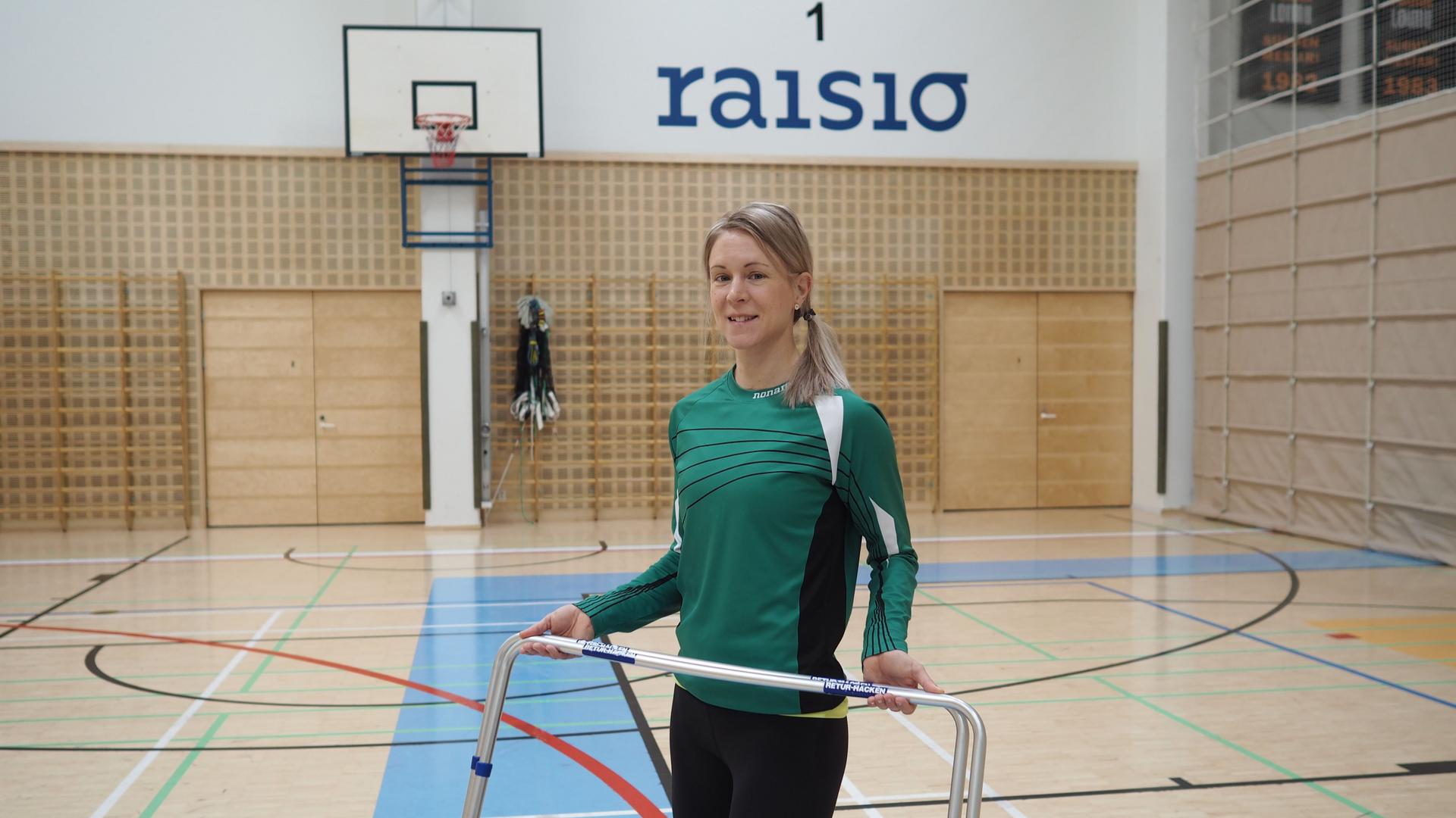 Vuoden seuratyöntekijä Marjukka Tuominen liikuntahallissa