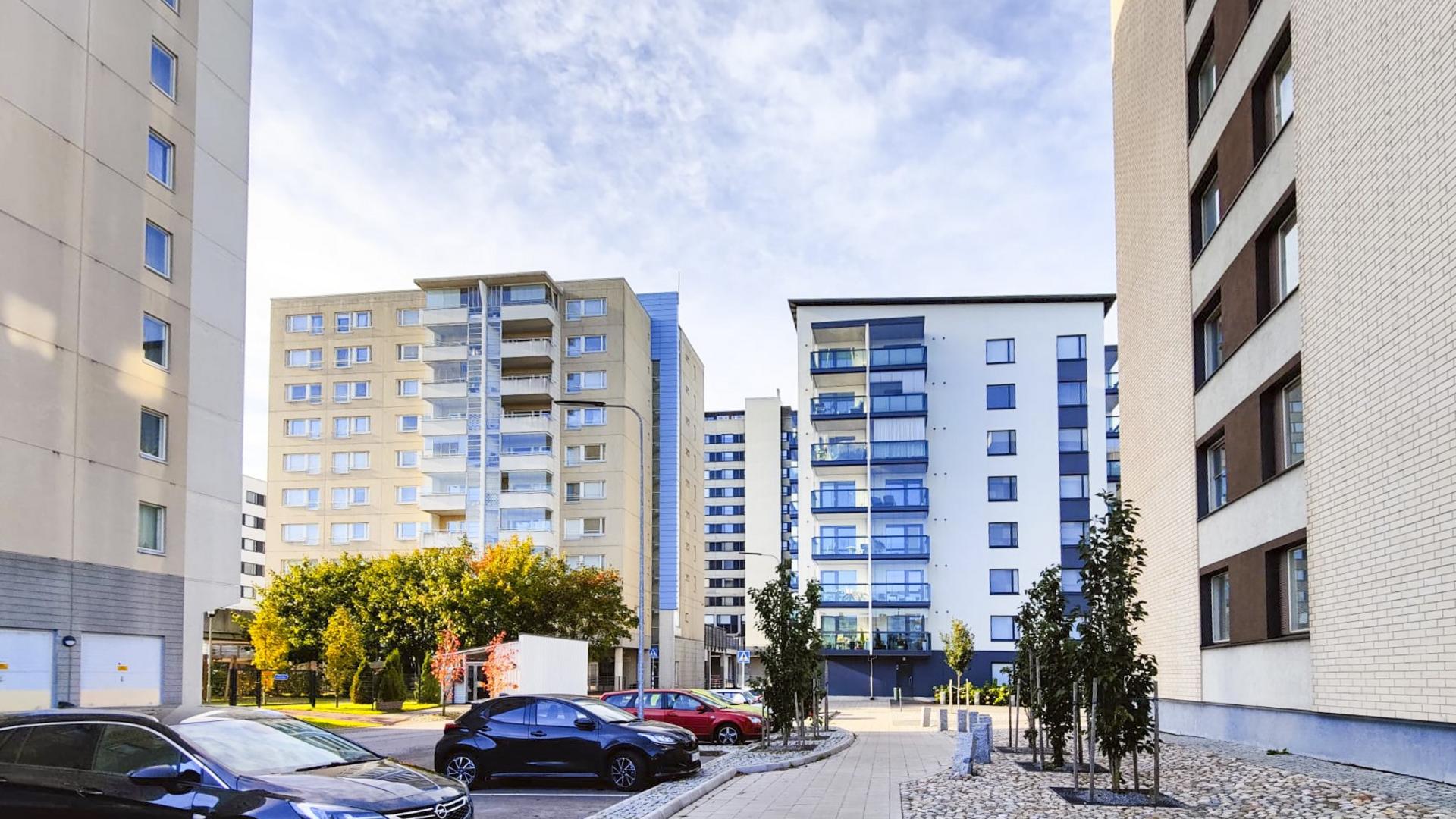 Autoja pysäköitynä keskustaa-alueella. 