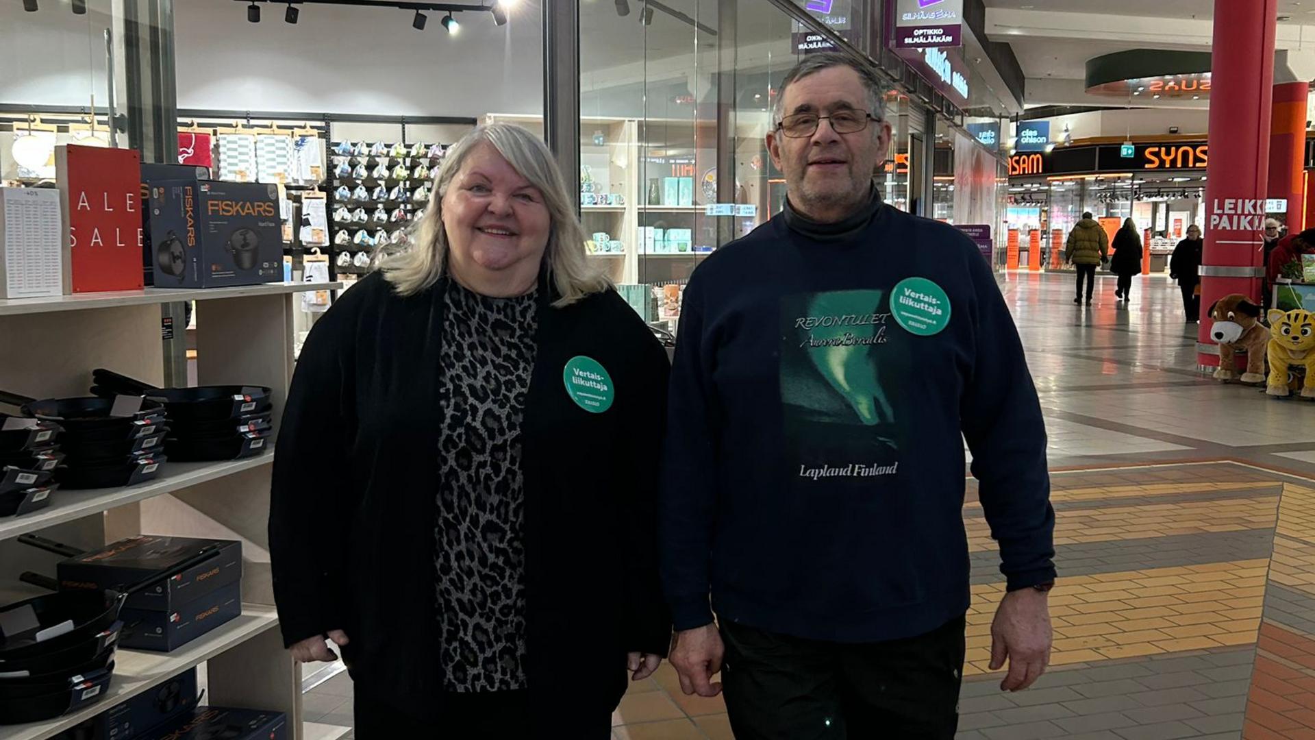 Nainen ja mies kävelemässä kauppakeskuksessa