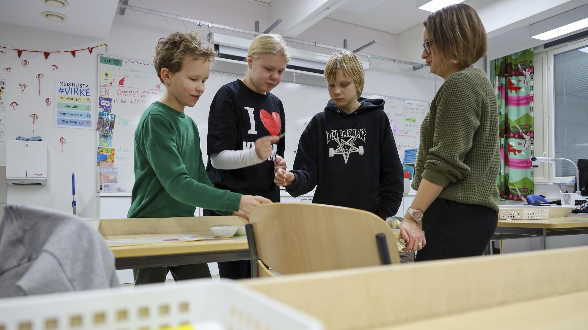 Ruoka-aiheisilla oppitunneilla maistellaan satokauden kasviksia.