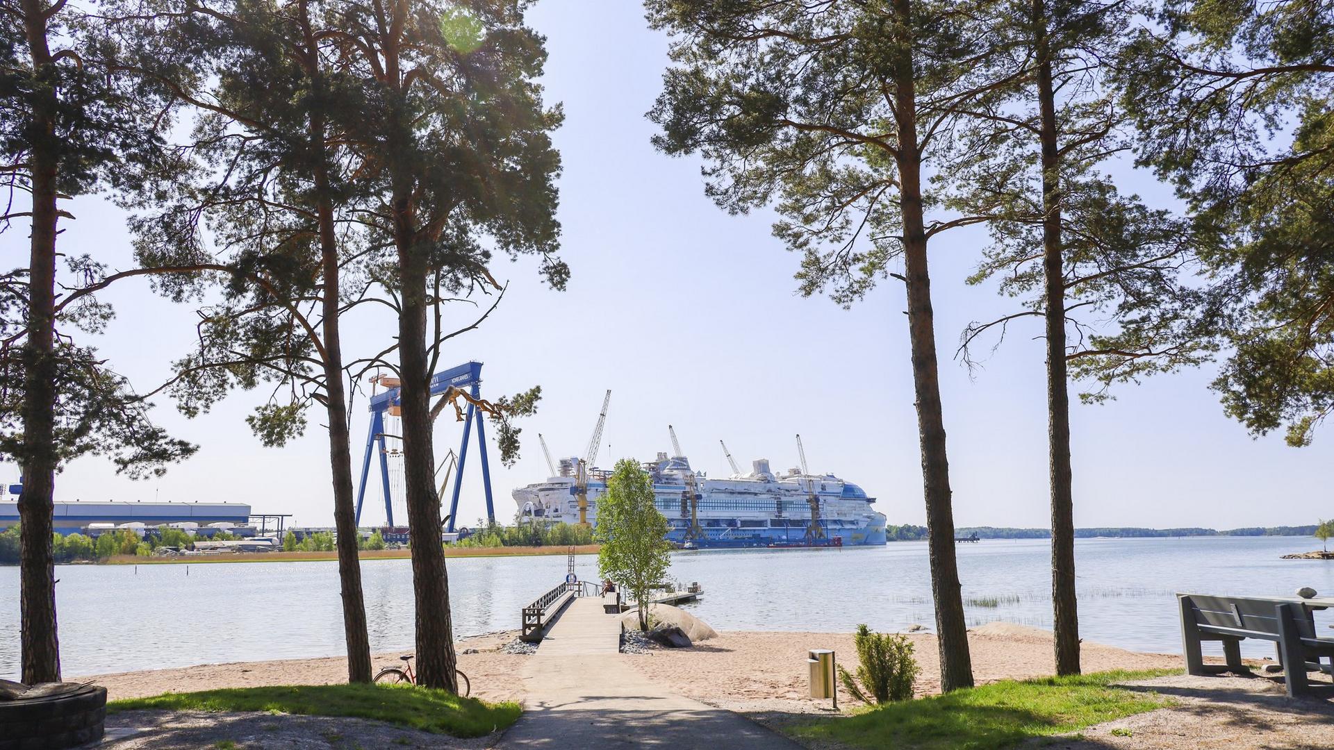Laituri Hahdenniemen hiekkarannalla. 