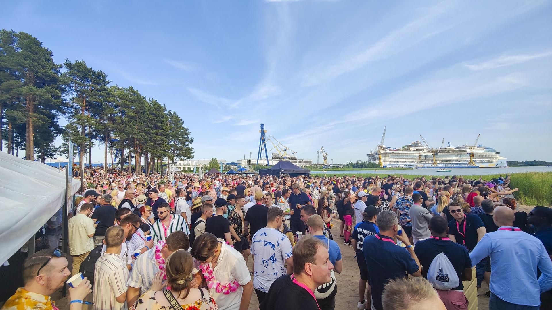 Yleisöä kesäfestareilla