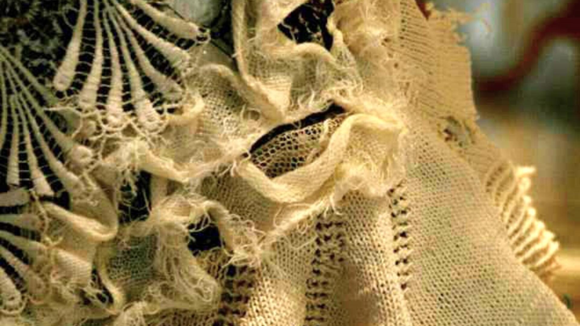 Yksityiskohta Puuneito -tekstiilitaideteoksesta. Tekijä: Marjo Haapasalo.