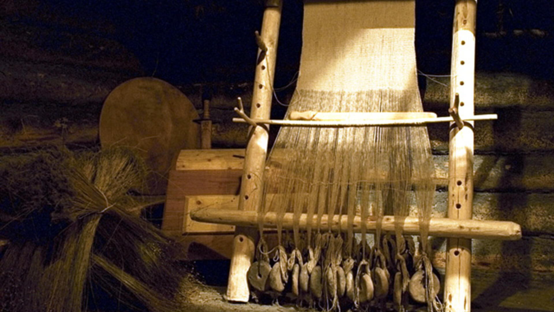 Pystykangaspuut Krookilan kotiseutukeskuksen 1000 vuotta sitten Raisiossa näyttelyssä kesällä 1997. Kuvaaja: Lily Diaz.