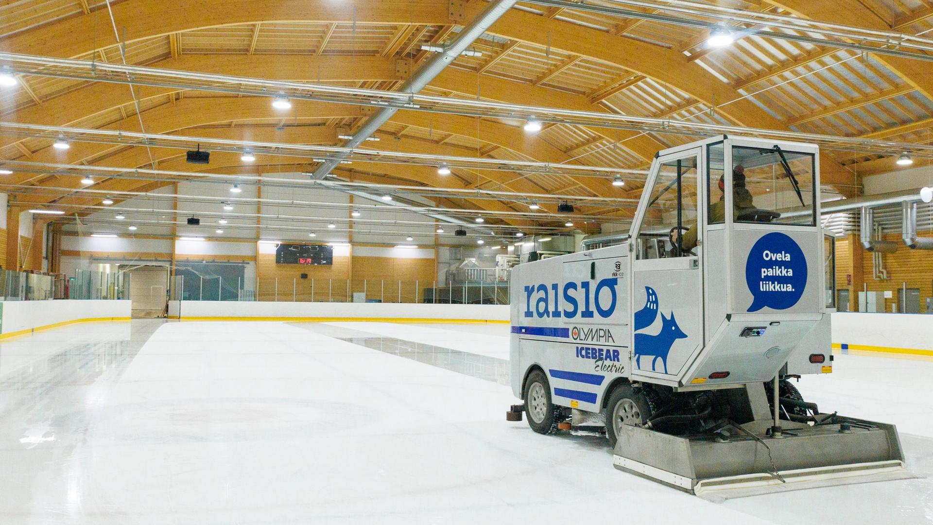 Jääkone jäähallissa.