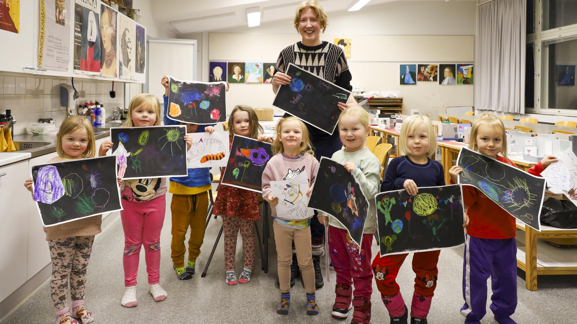 Opettaja ja oppilaat kuvataidekoulussa