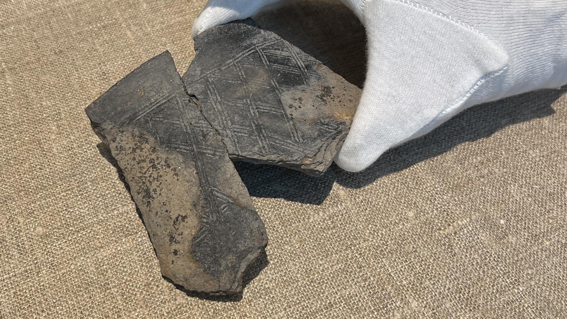 Kuvassa Raisiosta Mullin eduspellon asuinpaikalta löydetty rautakautinen keramiikkapala, jonka pinnassa on aikakaudelle ominaista kuviointia.