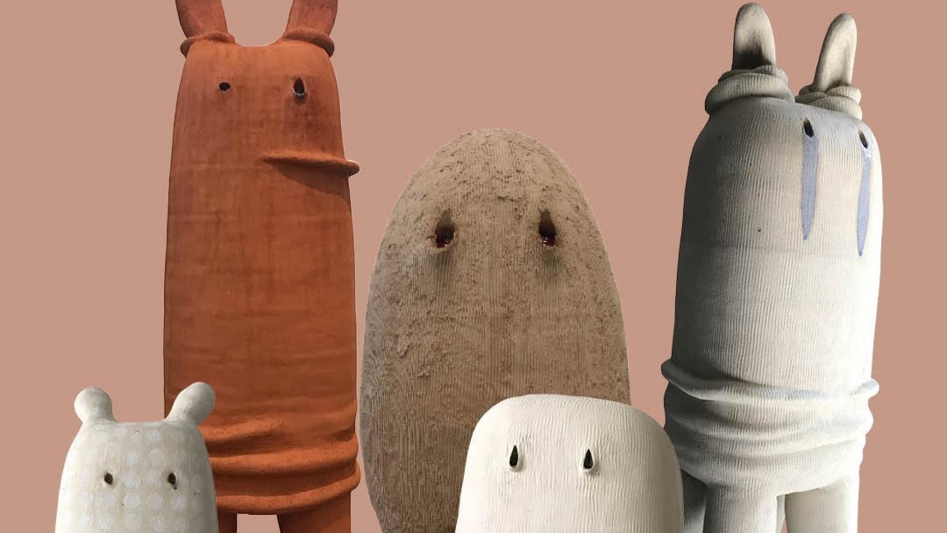 Susanne Koskimäki, Sukkahuosuolennot, 2022-2023, käsinrakennettu korkeapolttoinen keramiikka. Kuva muokattu