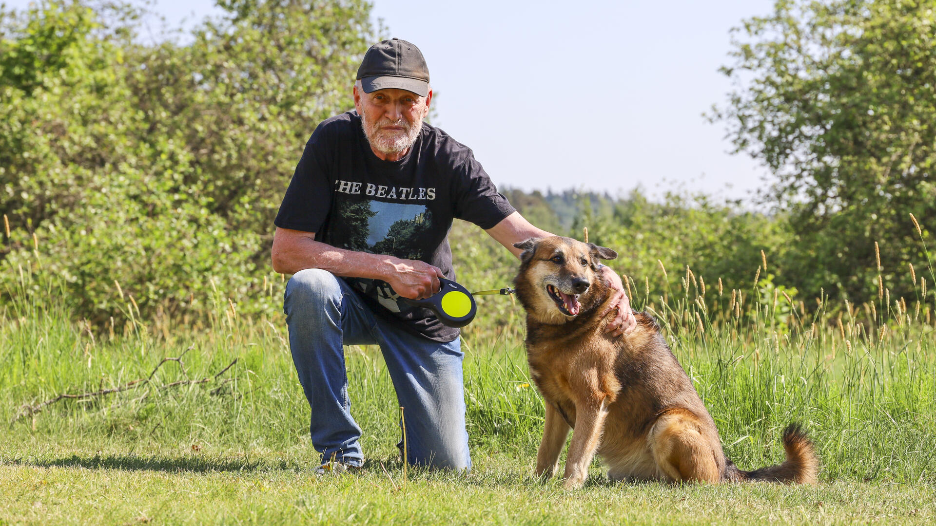 Kirjastovirkailija Altti Koivisto ja Halli-koira