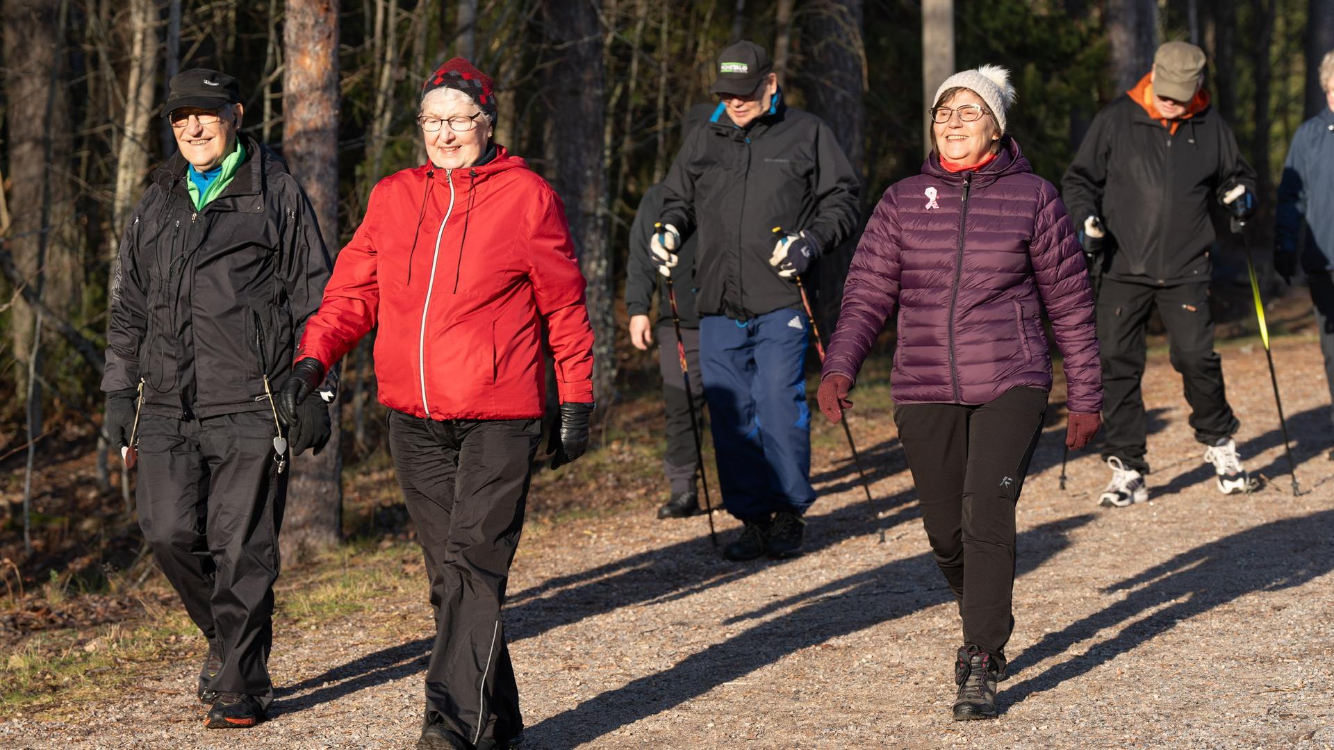 Seniorit ulkoilevat Kerttulan maastossa