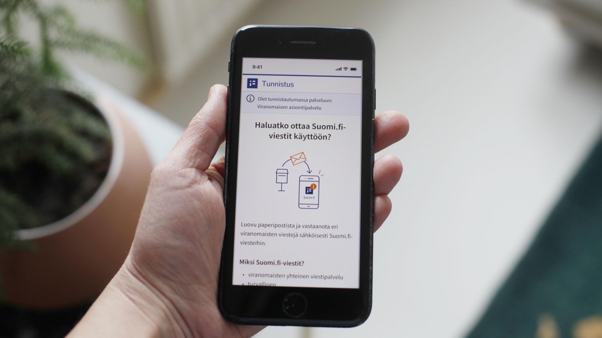 Puhelimessa kehoite siirtyä suomifi viestien käyttöön. 