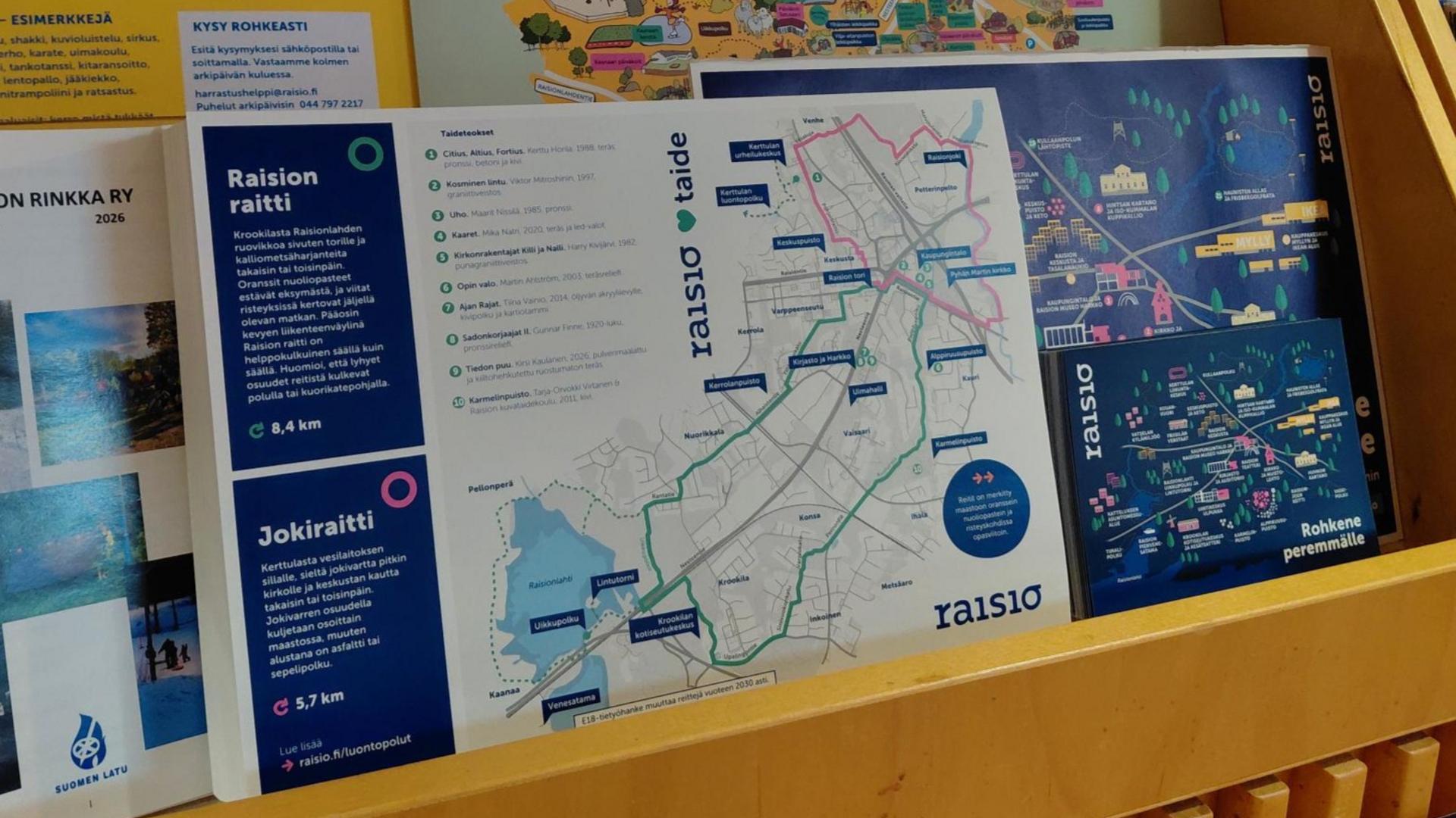 Raisio loves taide -kartta kaupungintalon aulan esitehyllyssä