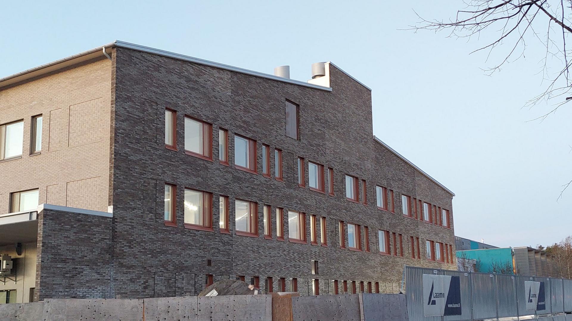 Tiedonpuiston koulun julkisivu alkuvuodesta 2025