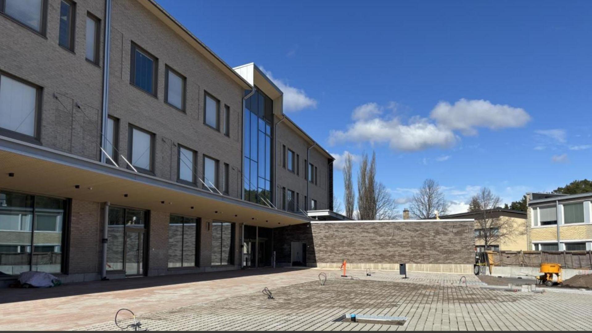 Tiedonpuiston koulun välituntipiha