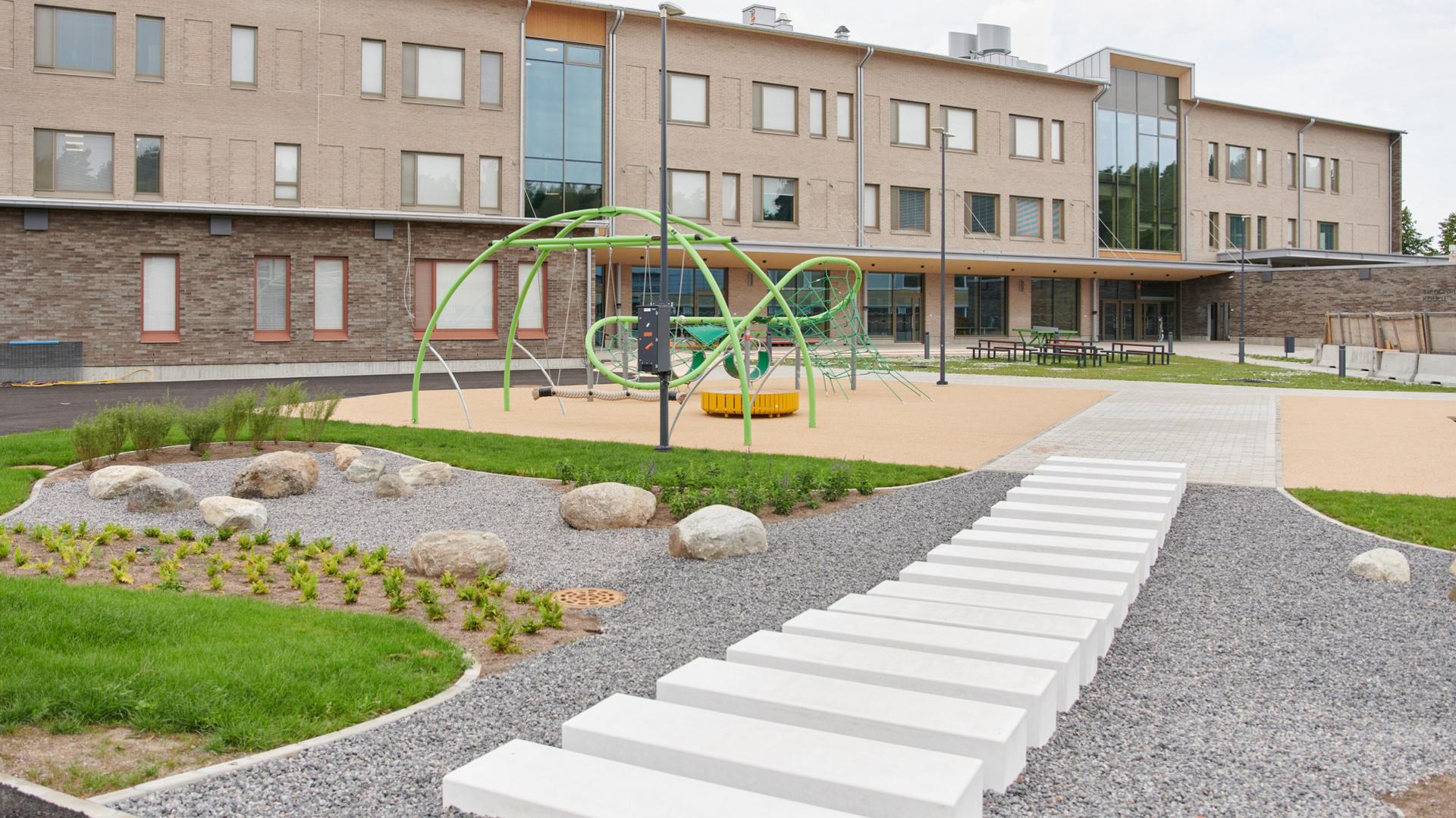 Tiedonpuiston koulun piha