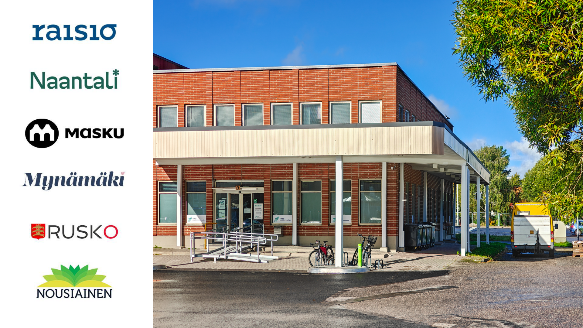 Martinkadun toimipisteen sisäänkulku katoksen alla. Oven edessä invaramppi.