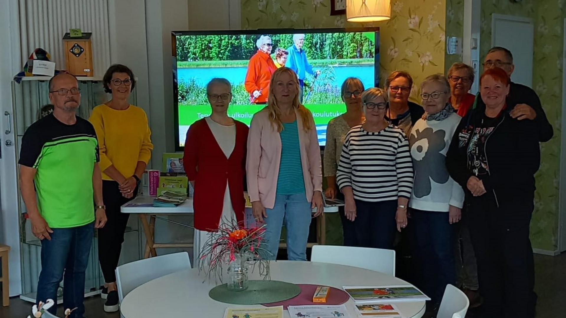 Joukko vapaaehtoisia seisomassa ryhmäkuvassa koulutuksen jälkeen.