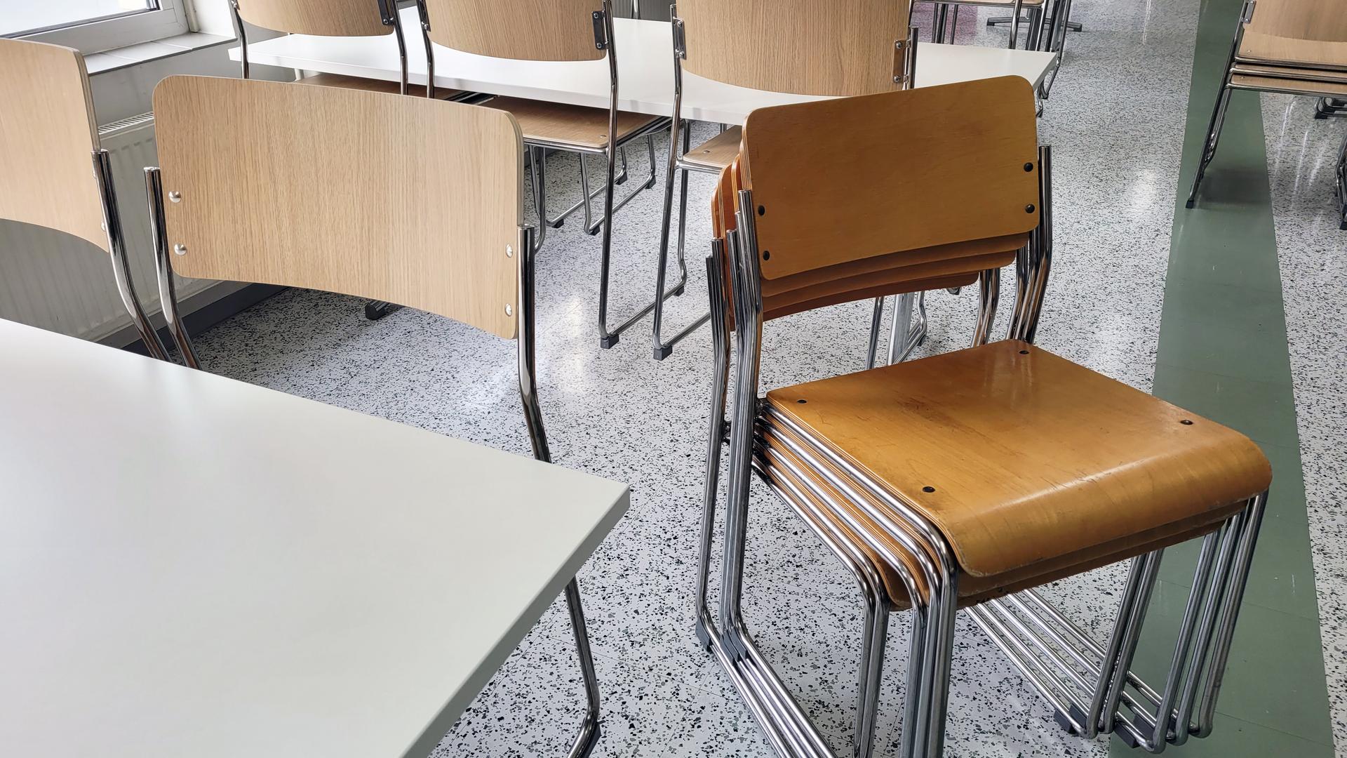 Vaisaaren koulun uusi ja vanha ruokalan tuoli rinnakkain