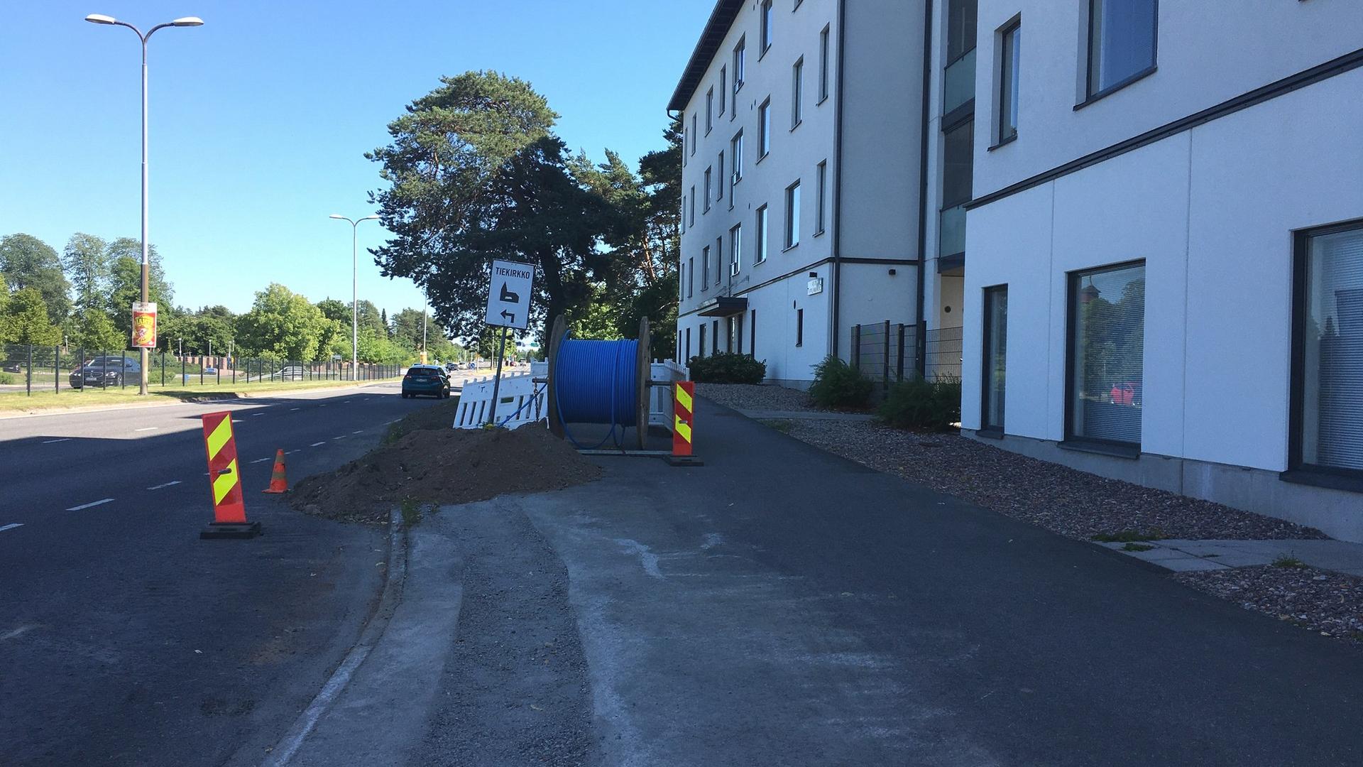 Valokuitutyömaa Raisiontien laidassa. 