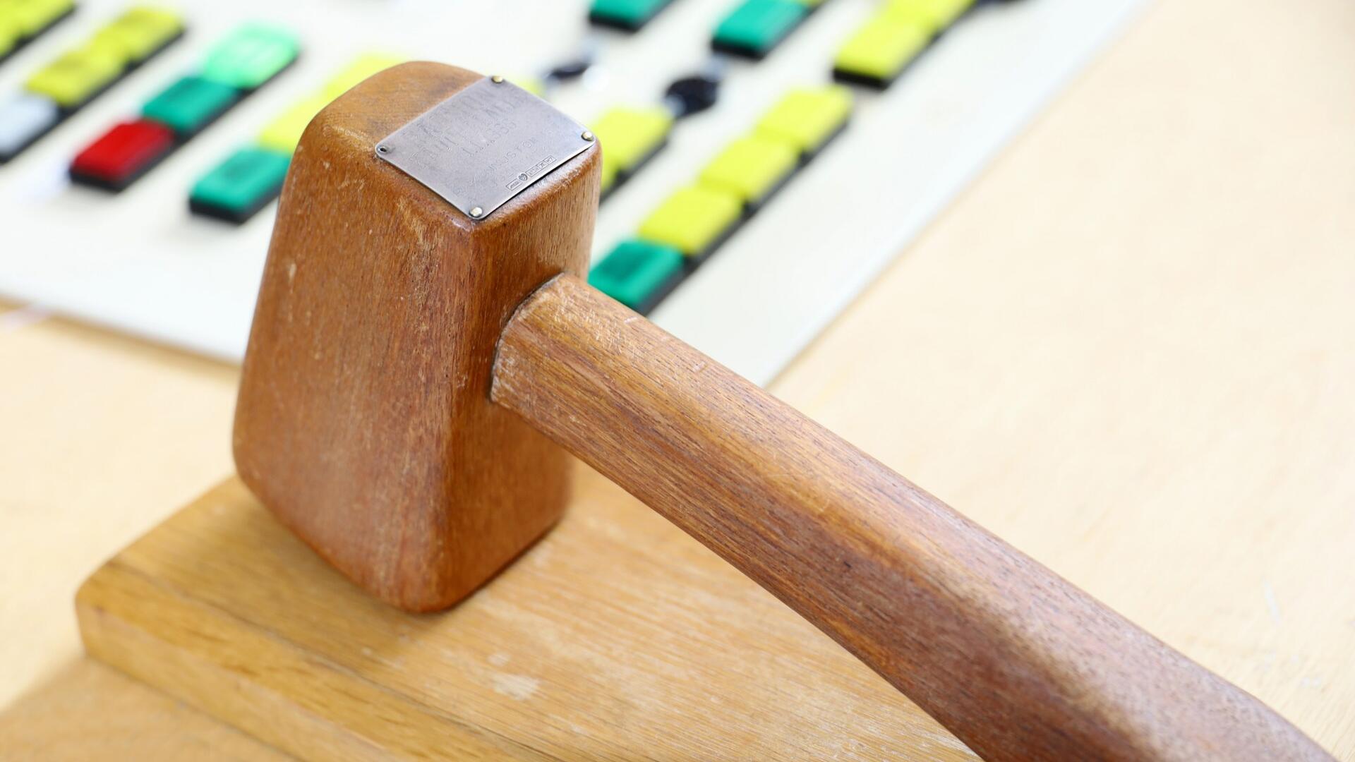 Valtuustonuija pöydällä