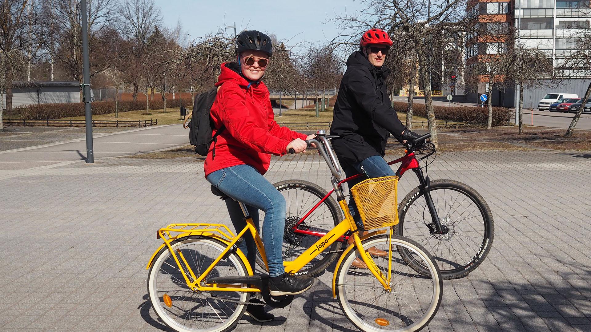 Kaksi pyöräilijää keväisessä Raisiossa