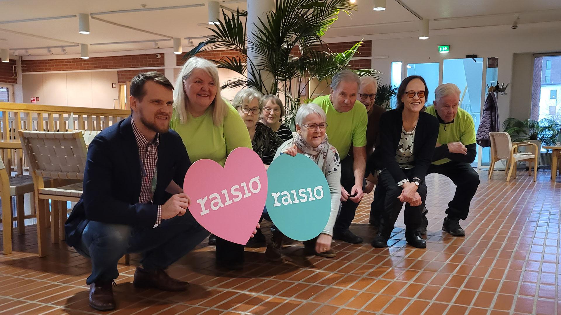 Vertaiasliikuttajat ja kaupunginjohtaja kyykyssä