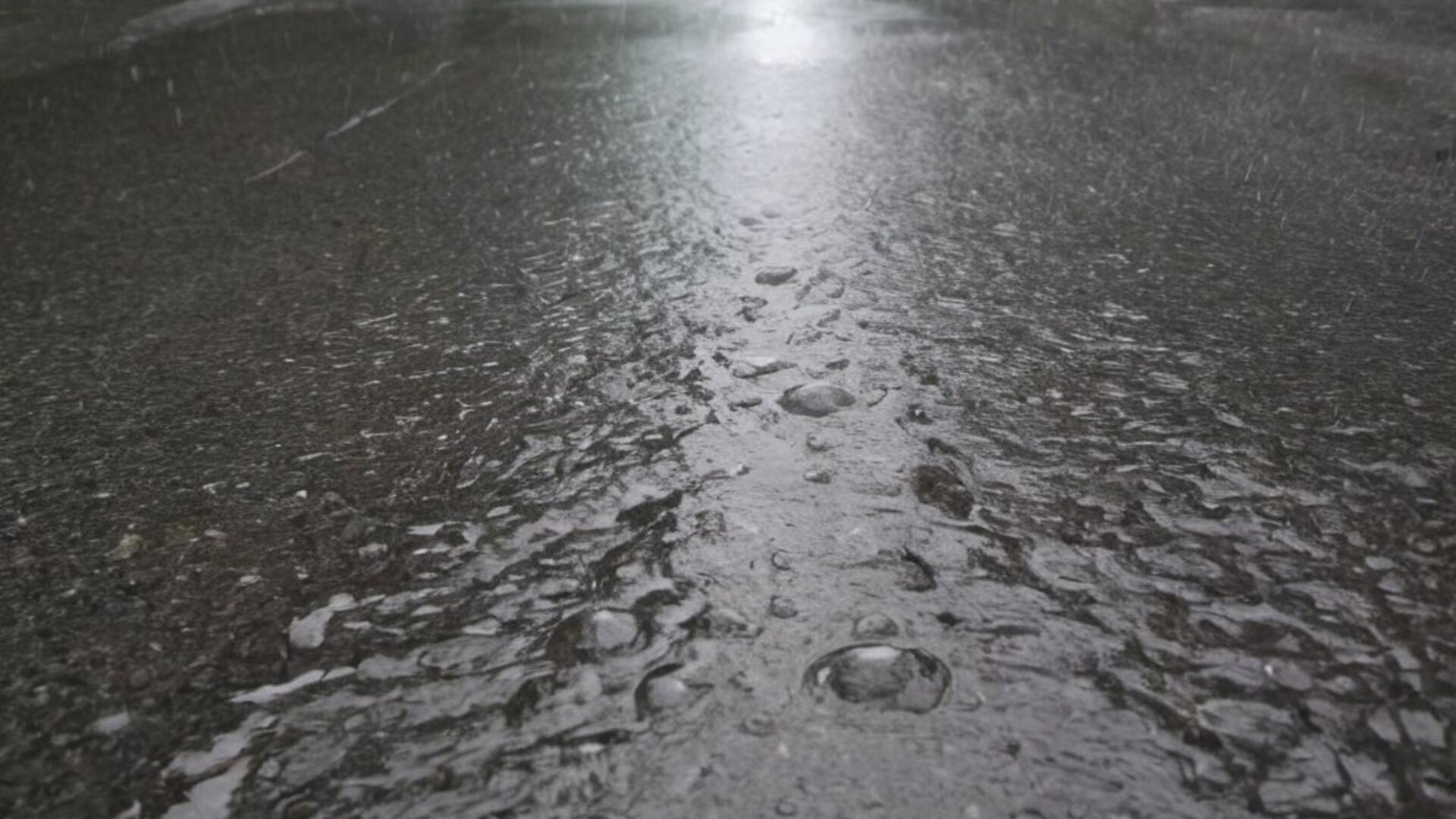Vettä asfaltilla (tekoälyn luoma kuva)