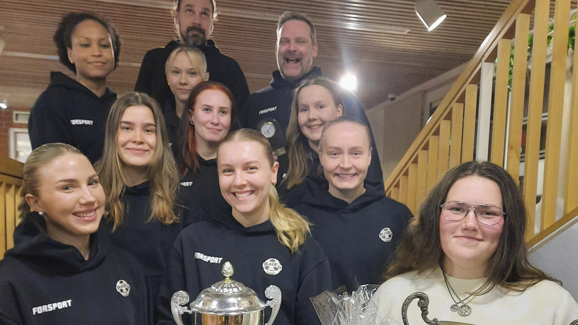 Palkittuja urheilijoita ryhmäkuvassa