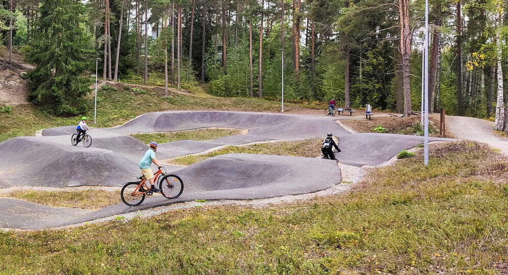 Pumptrack-rata, jossa pyöräilijöitä