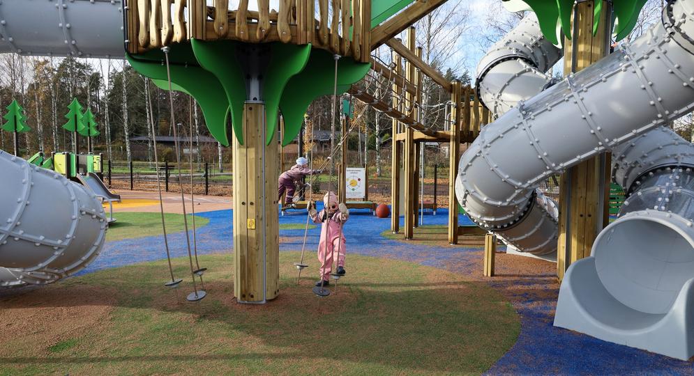 Suvituulenpuistossa ,leikitään syksyllä.