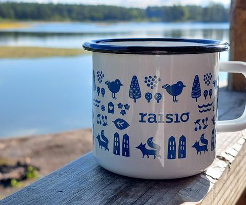 Raisio-muki järven rannalla. 