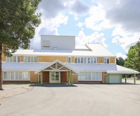 Friisilän koulun keltainen tiilirakennus