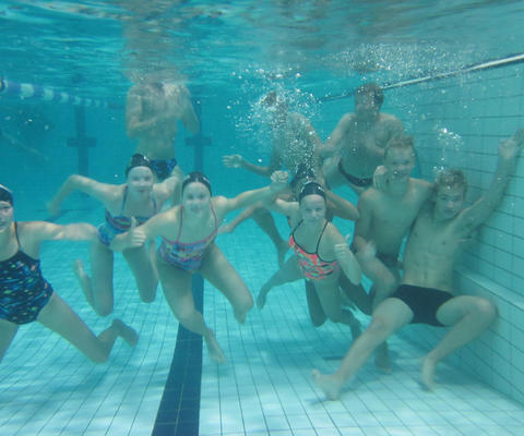 Uimarit sukeltavat Uintikeskus Ulpukassa
