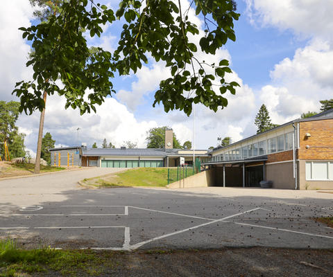Kuloisten koulun pihapiiri ja rakennus