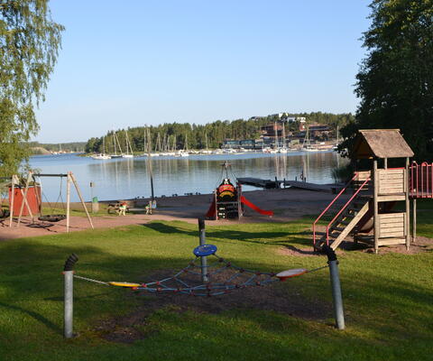Kesärannalla sijaitsee lasten leikkipaikka, uimaranta ja saunat