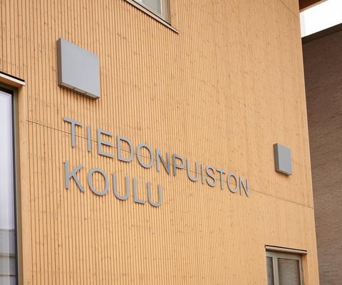 Tiedonpuiston koulun pääovi.