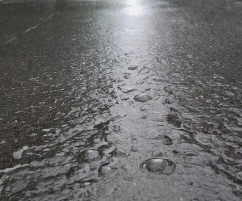 Sadevettä asfalttitiellä