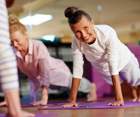 iloinen nainen joogatunnilla