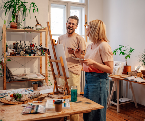 iloiset taidemaalarit ateljeessa