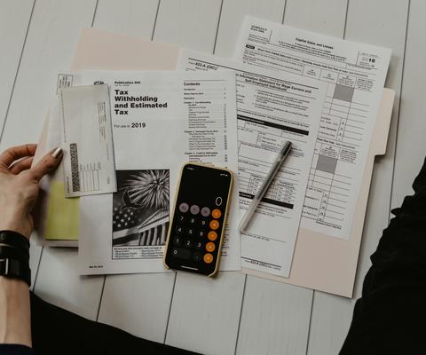 Henkilö selaa papereita