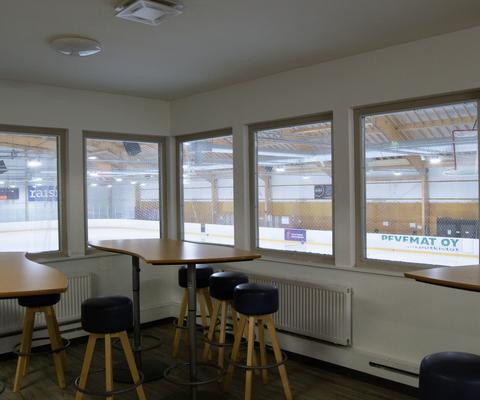 Jäähallin kahviotila, josta näkyy ikkunasta jäälle.