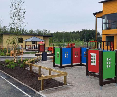 Kuloistenniityn päiväkodin värikäs piha-alue