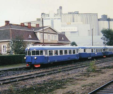 Lättähattujuna Raision rautatieasemalla 1997.